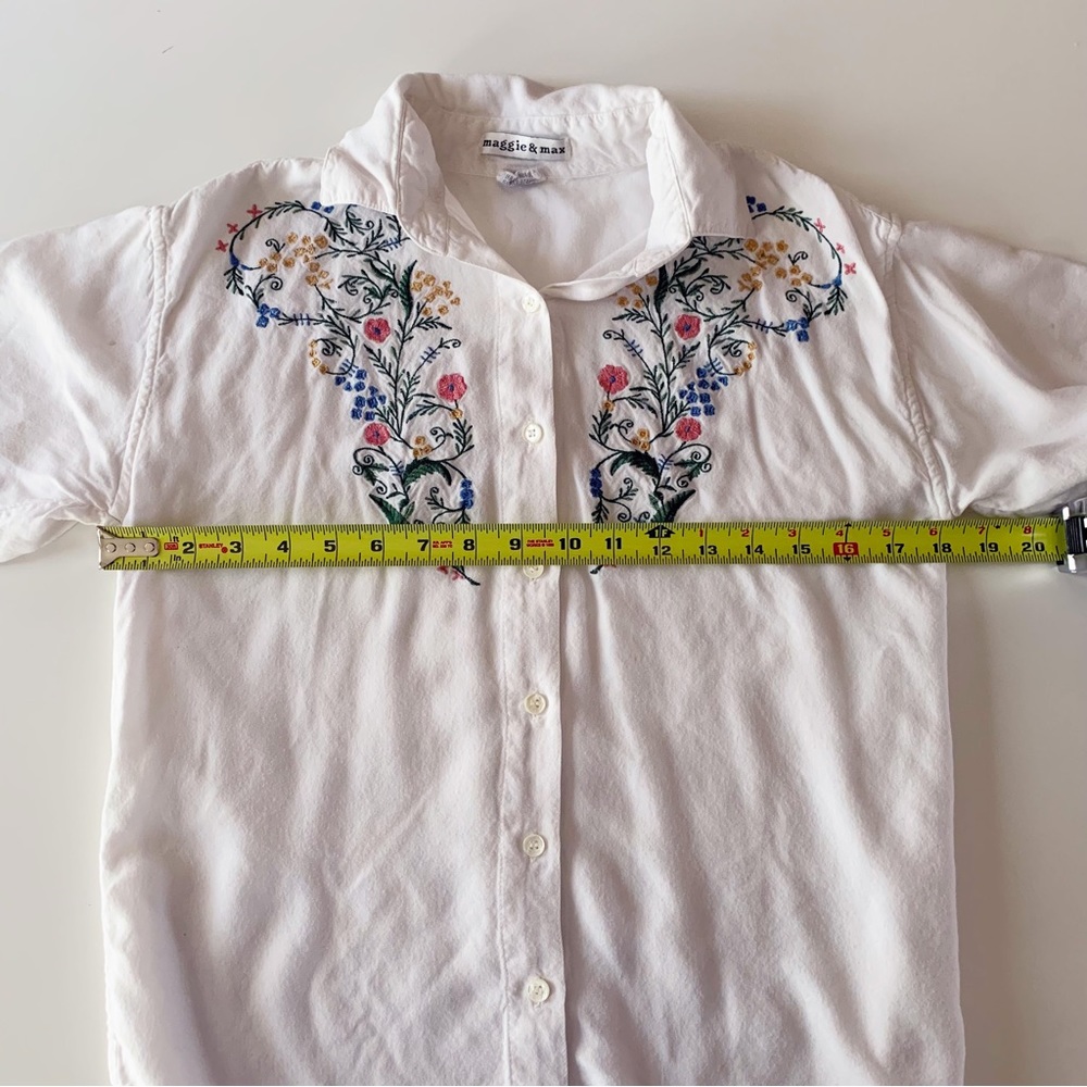 Maggie & Max floral embroidered button down shirt size medium - Picture 5 of 8